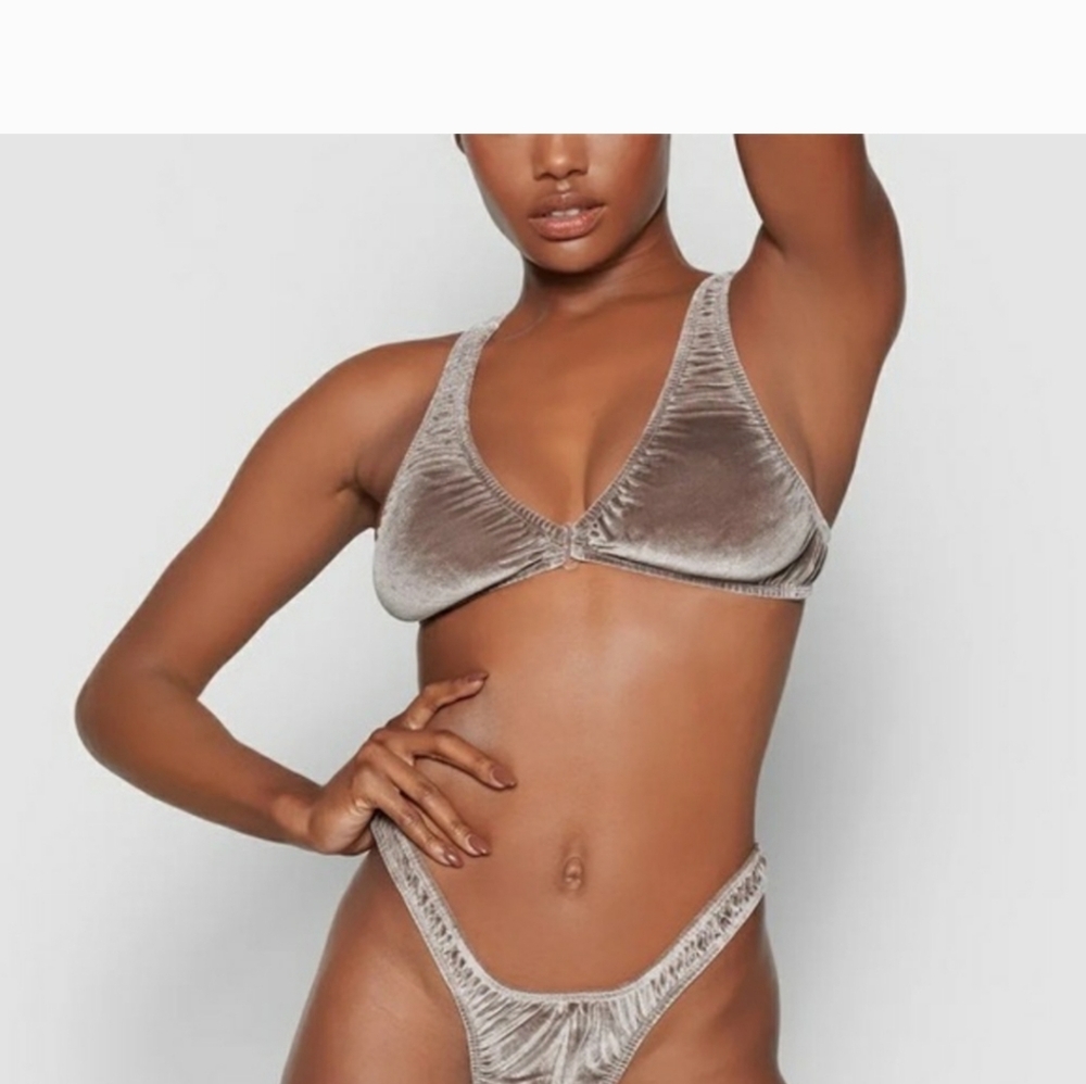 SKIMS Large velvet bra velour bra